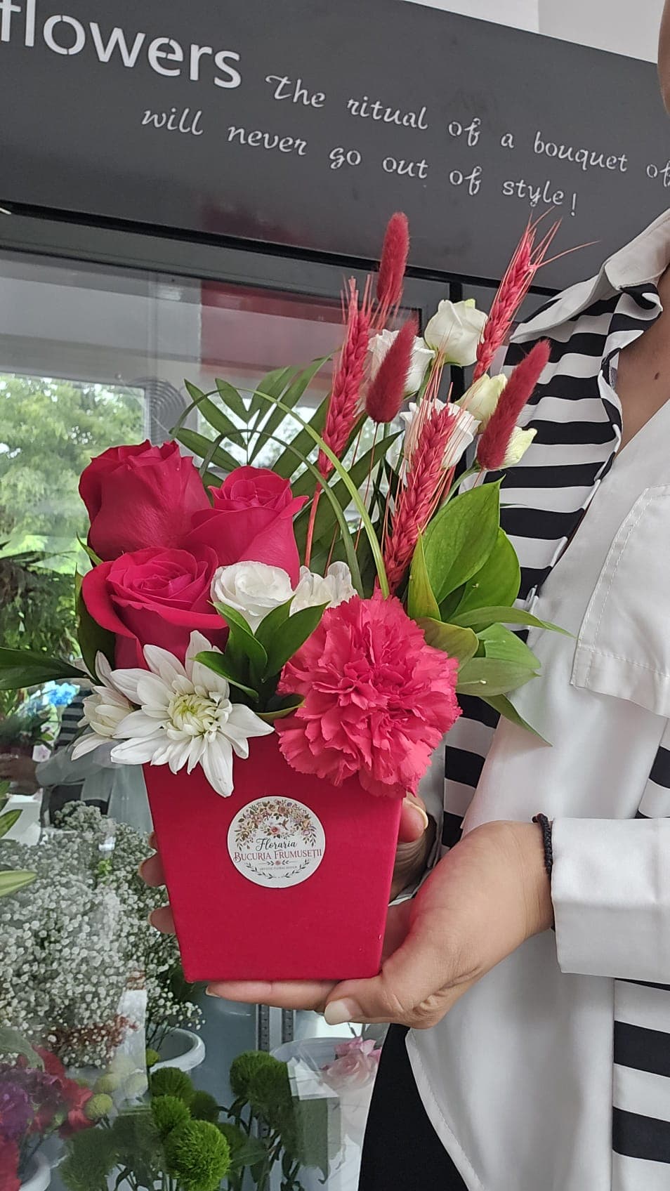Cutie Deluxe Roz – Cutii Florale & Cadouri